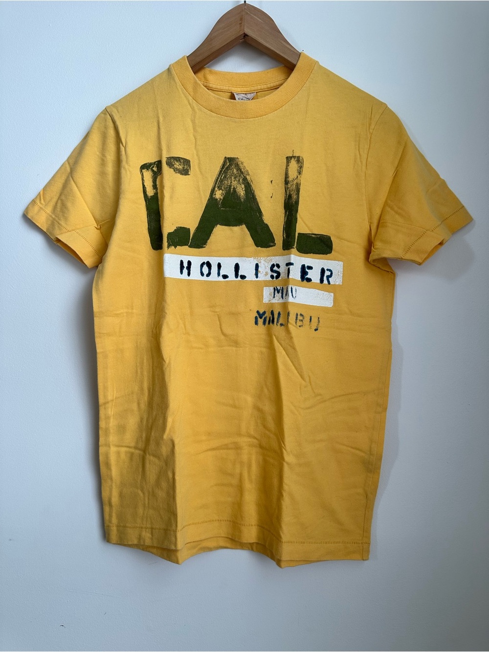 Hollister Vintage Men's Yellow Short-Sleeve Graphic Tee